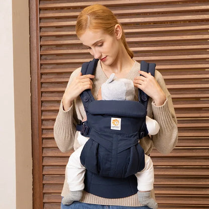 Mom carry her son in Baby Carrier Ergonomic (7)