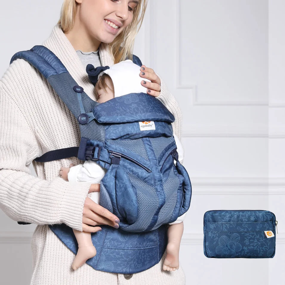 Mom carry her daughter in Baby Carrier Ergonomic (3)