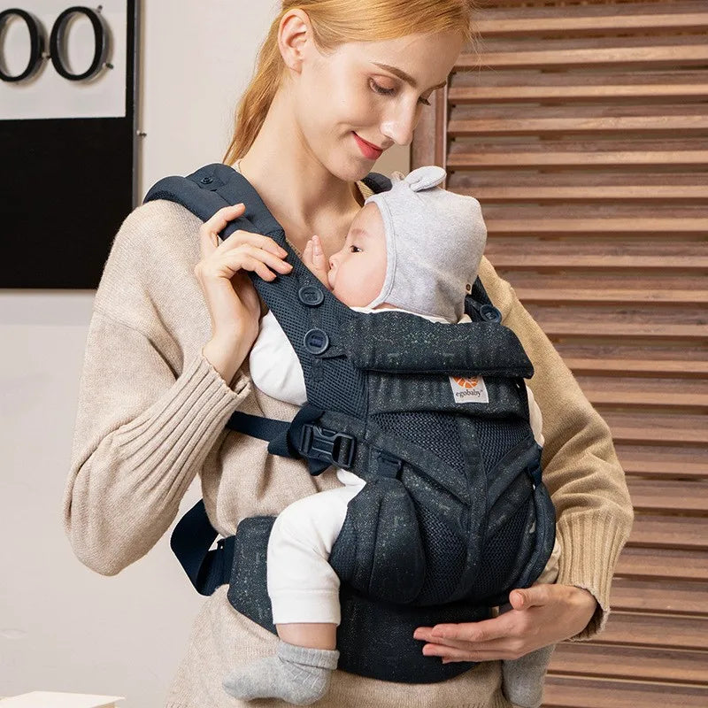 Mom carry her son in Baby Carrier Ergonomic (5)