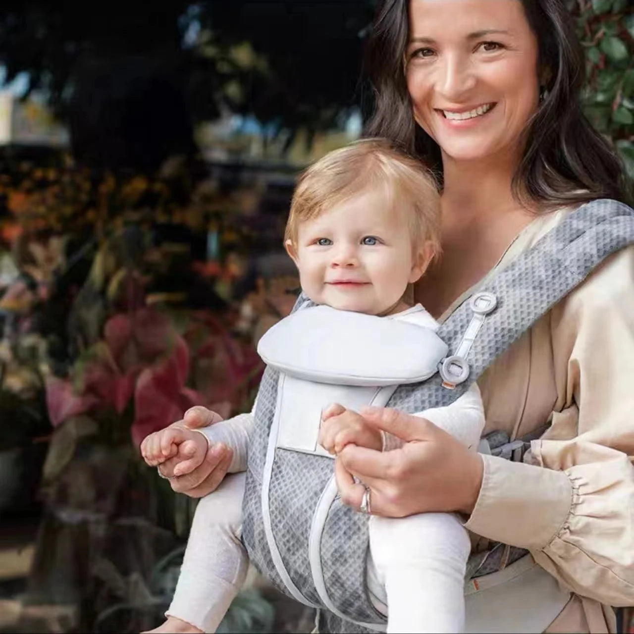 Mom carry her son in Baby Carrier Ergonomic (6)