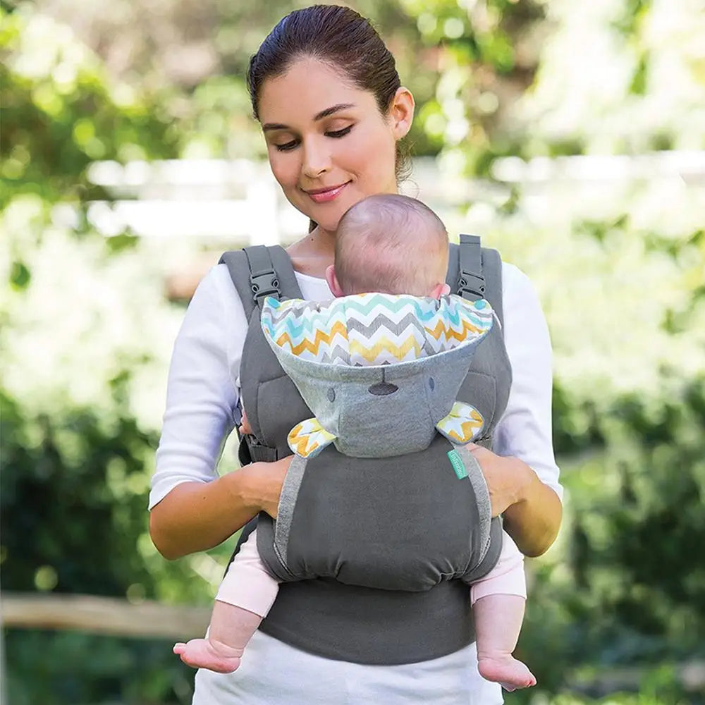 Mom carries her baby in a baby shoulder strap portable backpack